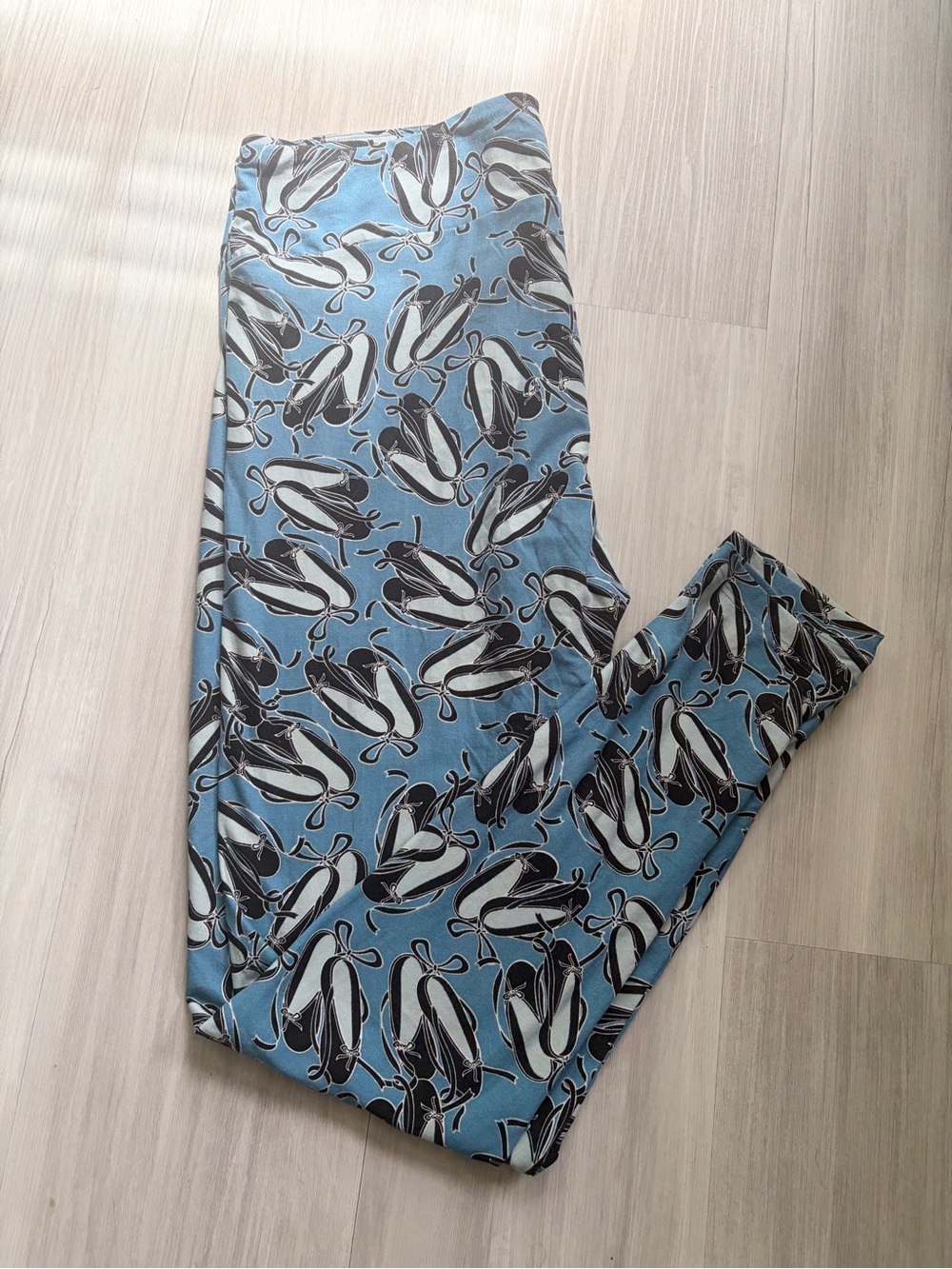 LuLaRoe Blue Penguin Print Leggings